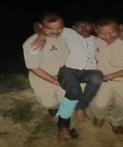मुठभेड़ में गिरफ्तार घायल आराेप काे ले जाती पुलिस मुठभेड़ में गिरफ्तार घायल आराेप काे ले जाती पुलिस