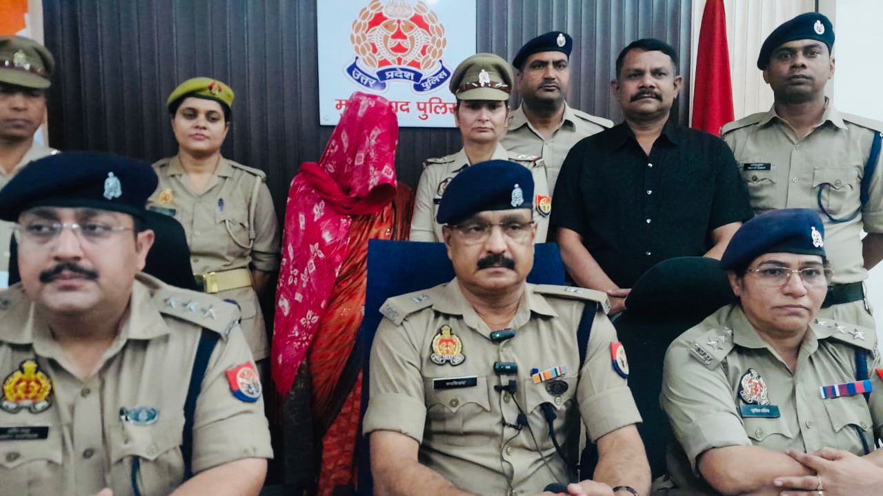 पुलिस लाइन सभागार में झारखंड निवासी अफीम तस्कर महिला की गिरफ्तारी की जानकारी देते एसपी सिटी व पुलिस गिरफ्त में हेमंती देवी। पुलिस लाइन सभागार में झारखंड निवासी अफीम तस्कर महिला की गिरफ्तारी की जानकारी देते एसपी सिटी व पुलिस गिरफ्त में हेमंती देवी।