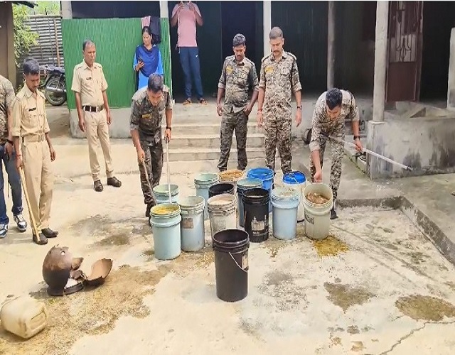 अवैध शराब किया गया नष्ट अवैध शराब किया गया नष्ट