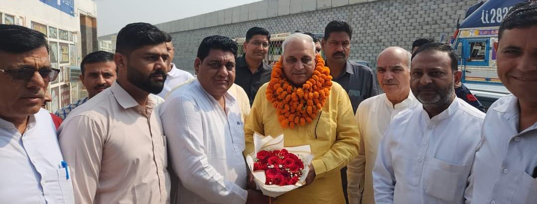 गंगवा का स्वागत करते हुएकार्यकर्ता