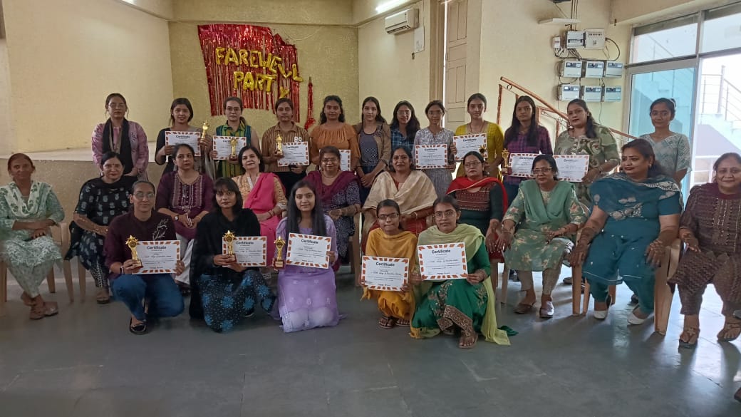 फोटो कैप्शन 19आरटीके4 : मेहंदी प्रतियोगिता के विजेताओं को पुरस्कार देकर सम्मानित करते प्राचार्या ------------- फोटो कैप्शन 19आरटीके4 : मेहंदी प्रतियोगिता के विजेताओं को पुरस्कार देकर सम्मानित करते प्राचार्या -------------