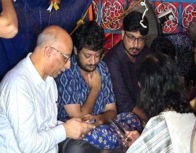 अनशन मंच पर पहुंचे मुख्य सचिव अनशन मंच पर पहुंचे मुख्य सचिव