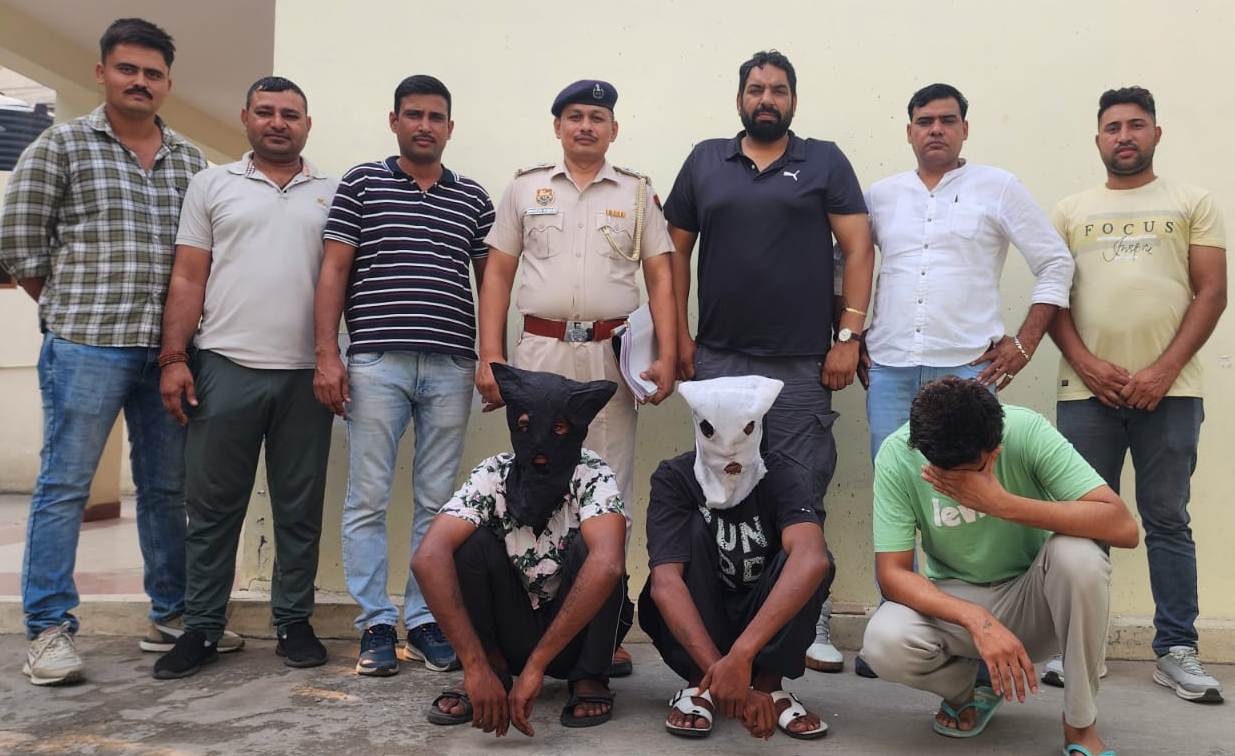 स्पेशल डिटेक्टिव यूनिट पुलिस गिरफ्त में तीनो आरोपी स्पेशल डिटेक्टिव यूनिट पुलिस गिरफ्त में तीनो आरोपी