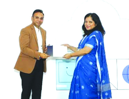 सम्मानित करते हुए सम्मानित करते हुए