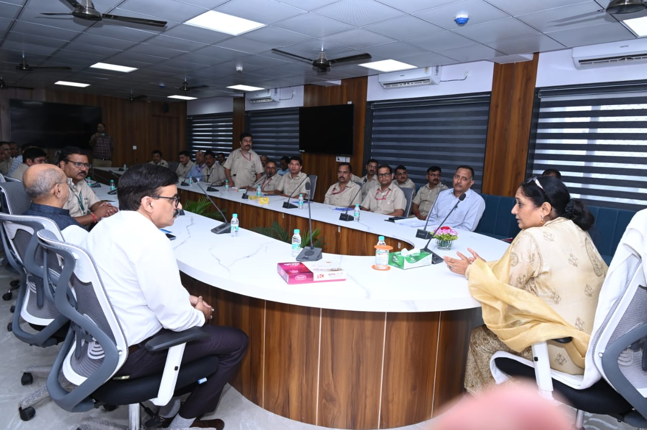 Vidhan Sabha speaker held a review meeting on digitization