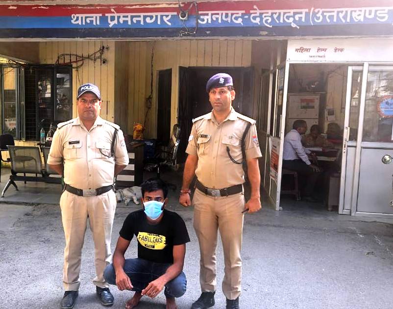 पुलिस गिरफ्त में बांग्लादेशी। पुलिस गिरफ्त में बांग्लादेशी।
