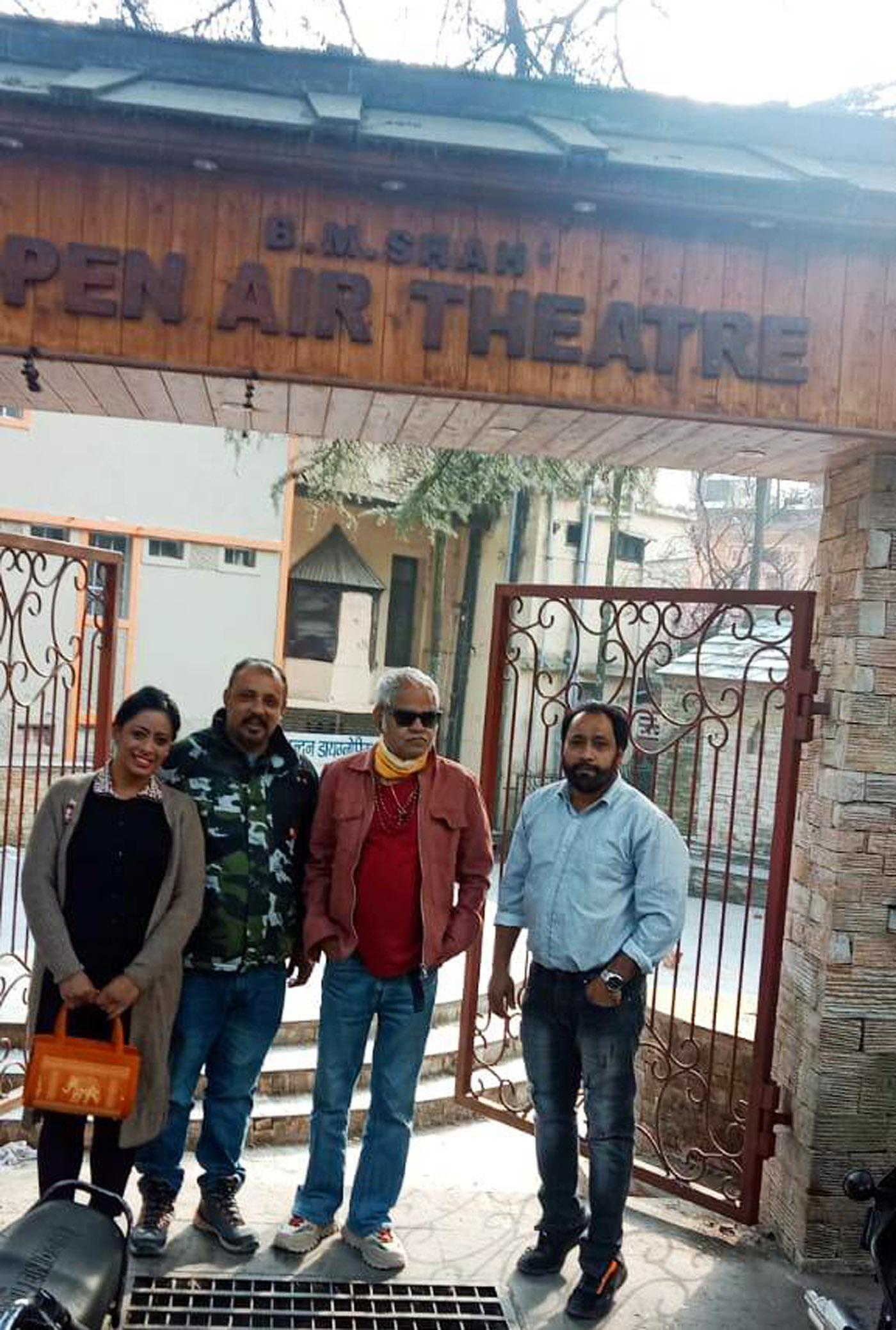 बीएम शाह ओपन एयर थियेटर के पास स्थानीय कलाकारों के साथ फिल्म अभिनेता संजय मिश्रा। बीएम शाह ओपन एयर थियेटर के पास स्थानीय कलाकारों के साथ फिल्म अभिनेता संजय मिश्रा।