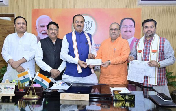 केशव मौर्या की सक्रिय सदस्यता कराते प्रदेश अध्यक्ष केशव मौर्या की सक्रिय सदस्यता कराते प्रदेश अध्यक्ष