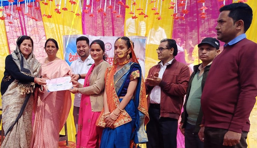 पोखरी में आयोजित कमला नेहरू पुरस्कार से सम्मानित करते हुए। पोखरी में आयोजित कमला नेहरू पुरस्कार से सम्मानित करते हुए।