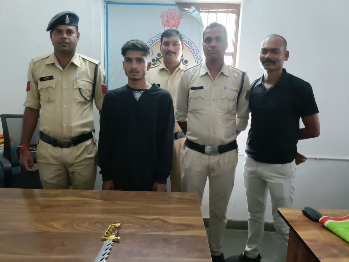 बिरेझर पुलिस चौकी में गिरफ्तार आरोपित राहुल साहू व जब्त चाकू। बिरेझर पुलिस चौकी में गिरफ्तार आरोपित राहुल साहू व जब्त चाकू।