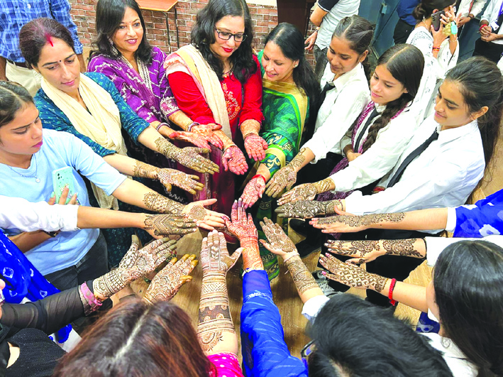 मेंहदी प्रतियागिता के दौरान मेंहदी प्रतियागिता के दौरान
