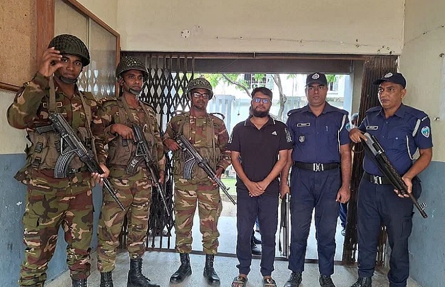 सेना ने एजीएम अहमद को बाद में पुलिस को सौंप दिया। फोटो-इंटरनेट मीडिया सेना ने एजीएम अहमद को बाद में पुलिस को सौंप दिया। फोटो-इंटरनेट मीडिया