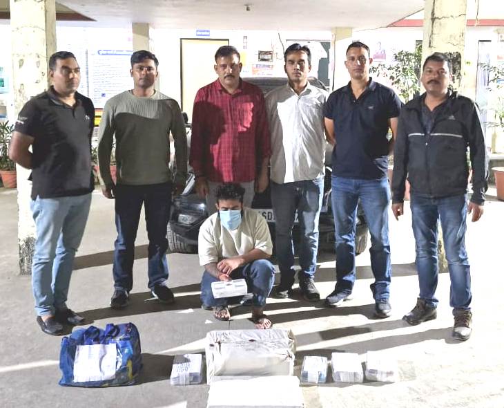 नकली नाेटाें व अन्य सामग्री के साथ एसटीएफ की गिरफ्त में आराेपित। नकली नाेटाें व अन्य सामग्री के साथ एसटीएफ की गिरफ्त में आराेपित।