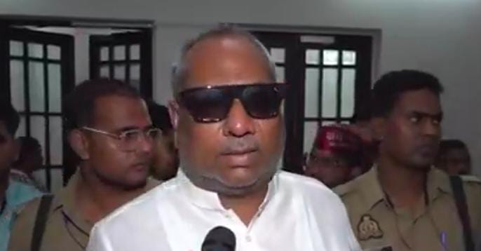 पत्रकारों को निषाद पार्टी अध्यक्ष संजय निषाद कोर कमेटी बैठक की जानकारी देते हुए पत्रकारों को निषाद पार्टी अध्यक्ष संजय निषाद कोर कमेटी बैठक की जानकारी देते हुए