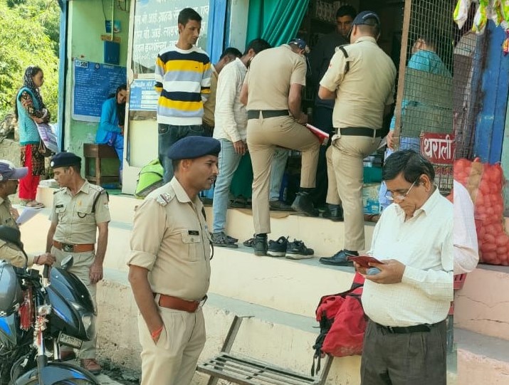 थराली में बाहरी लोगों का सत्यापन करते हुए पुलिस। थराली में बाहरी लोगों का सत्यापन करते हुए पुलिस।