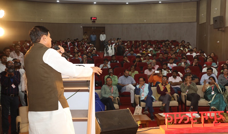 हिंद युग्म उत्सव को संबोधित करते हुए मुख्यमंत्री हिंद युग्म उत्सव को संबोधित करते हुए मुख्यमंत्री