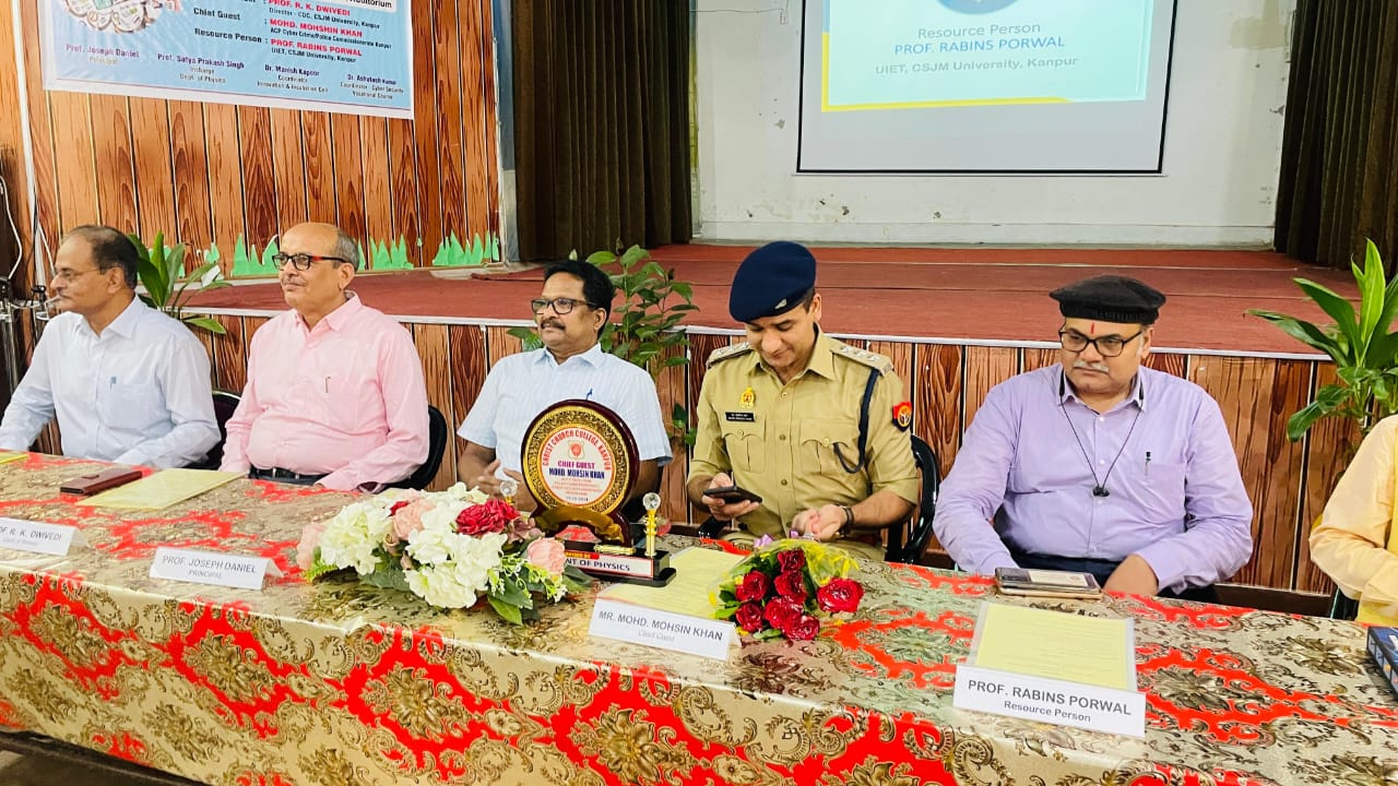 संगोष्ठी में भाग लेते एसीपी साइबर क्राइम व विशेषज्ञ संगोष्ठी में भाग लेते एसीपी साइबर क्राइम व विशेषज्ञ