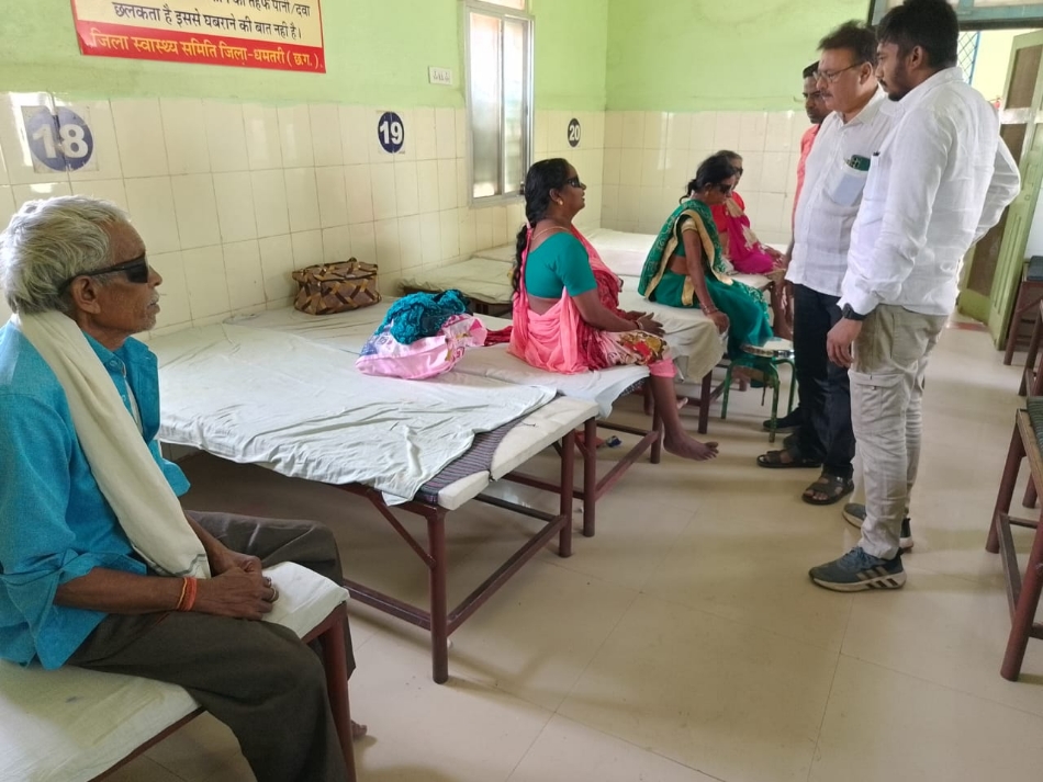 जिला अस्पताल में भर्ती मरीज से चर्चा करते हुए जनप्रतिनिधि। जिला अस्पताल में भर्ती मरीज से चर्चा करते हुए जनप्रतिनिधि।
