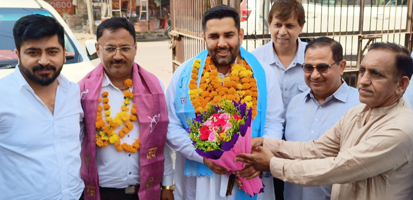 स्थनीय नागरिक विधायक निखिल मदान का स्वागत करते हुए। स्थनीय नागरिक विधायक निखिल मदान का स्वागत करते हुए।