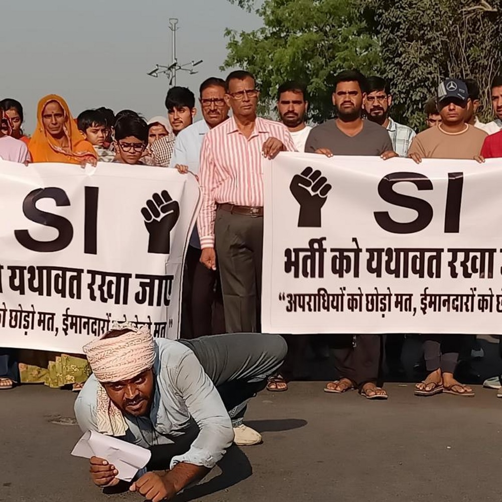 एसआई भर्ती मामला: ट्रेनी एसआई के परिजन मोती डूंगरी गणेश मंदिर पहुंच मांग पत्र भगवान चरणों में रखा एसआई भर्ती मामला: ट्रेनी एसआई के परिजन मोती डूंगरी गणेश मंदिर पहुंच मांग पत्र भगवान चरणों में रखा