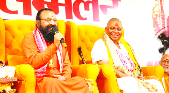 सम्मेलन में उपस्थित रविन्द्रपुरी महाराज व करौली शकर महाराज सम्मेलन में उपस्थित रविन्द्रपुरी महाराज व करौली शकर महाराज
