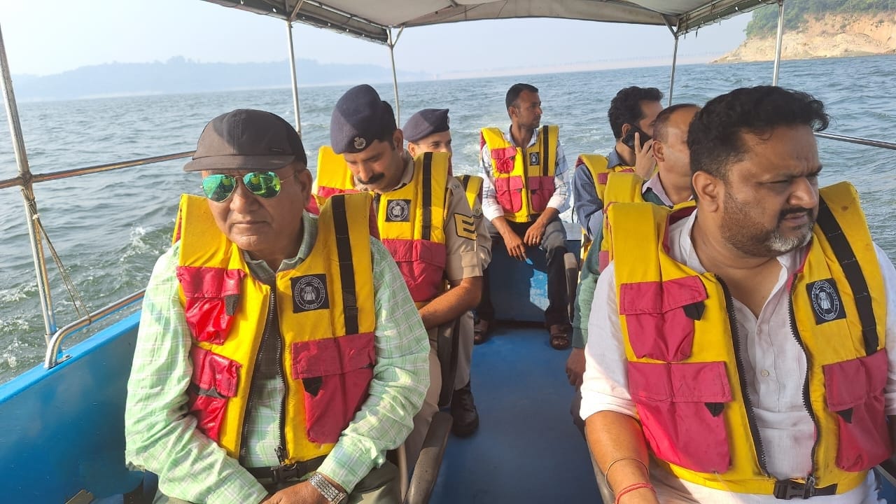पौंग झील का बोट से निरीक्षण करते हुए मंत्री जगत सिंह नेगी। पौंग झील का बोट से निरीक्षण करते हुए मंत्री जगत सिंह नेगी।