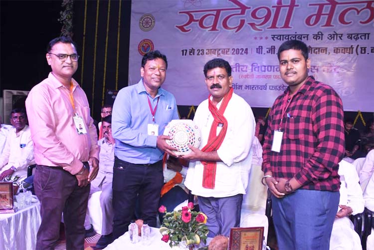 कवर्धा के पीजी कालेज मैदान में आयोजित स्वदेशी मेला कवर्धा के पीजी कालेज मैदान में आयोजित स्वदेशी मेला