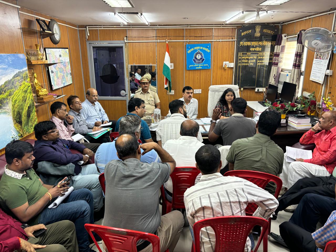 बैठक करते दोनो देश के अधिकारी बैठक करते दोनो देश के अधिकारी