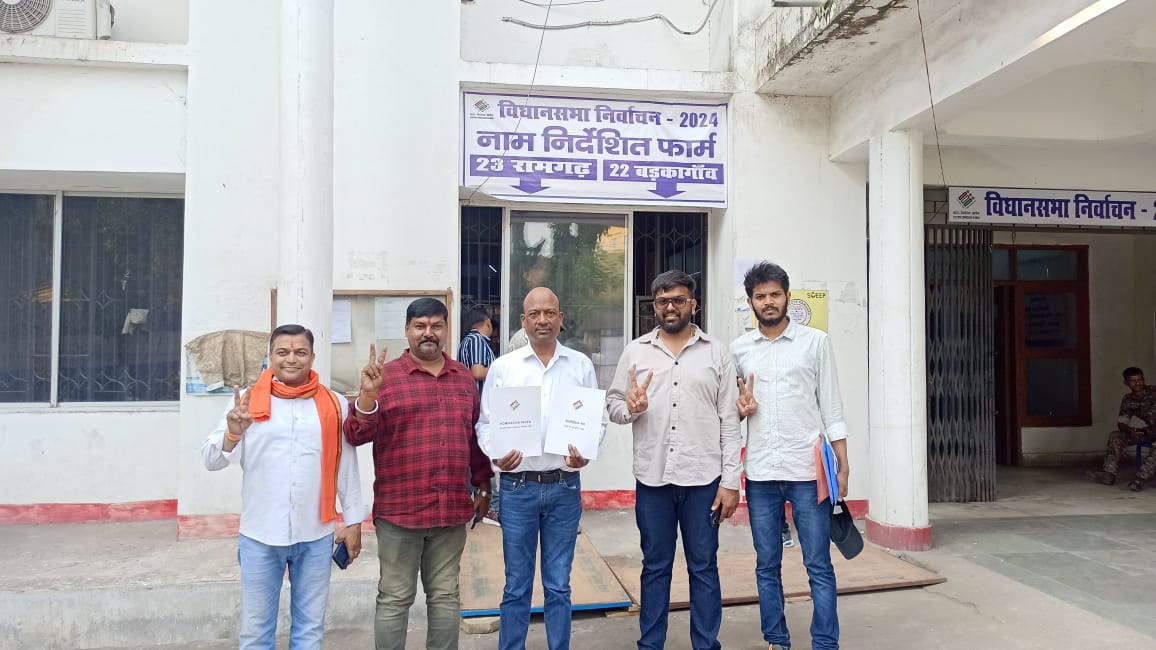 नामांकन पत्र खरीदते उम्मीदवार