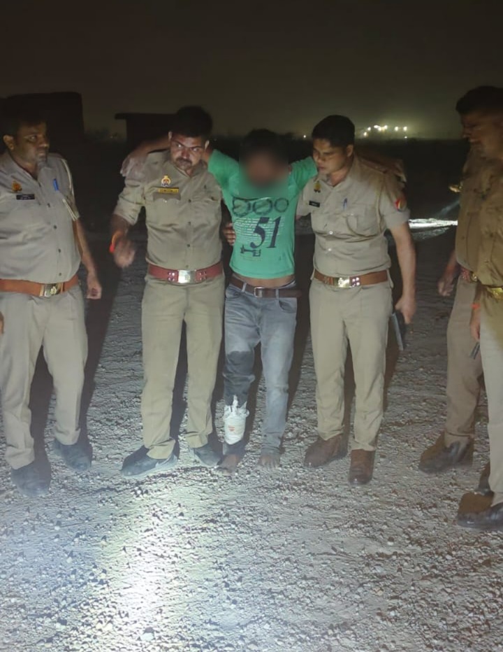 पुलिस मुठभेड़ में गिरफ्तार घायल गौकश। पुलिस मुठभेड़ में गिरफ्तार घायल गौकश।
