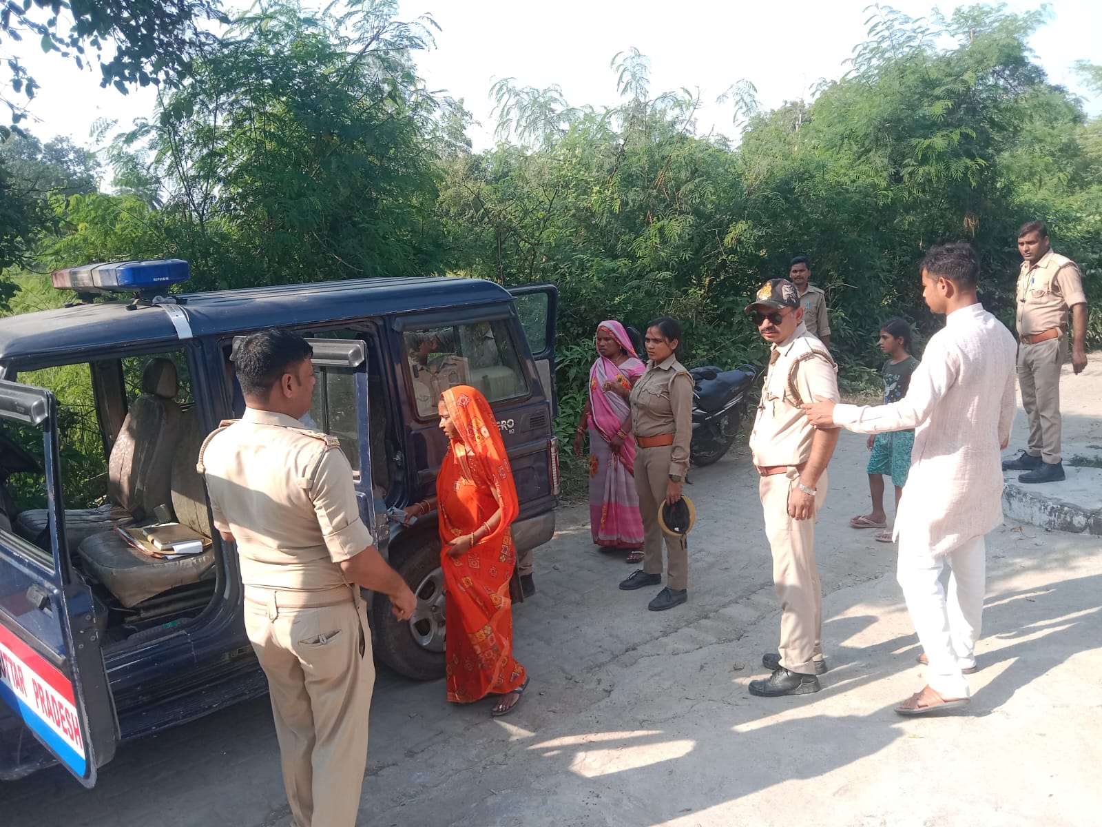 गांव में मौके पर पहुंची पुलिस गांव में मौके पर पहुंची पुलिस