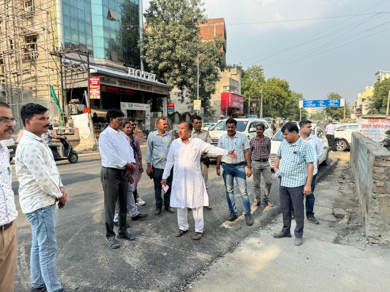 सड़क का निरीक्षण करते देवनानी। सड़क का निरीक्षण करते देवनानी।