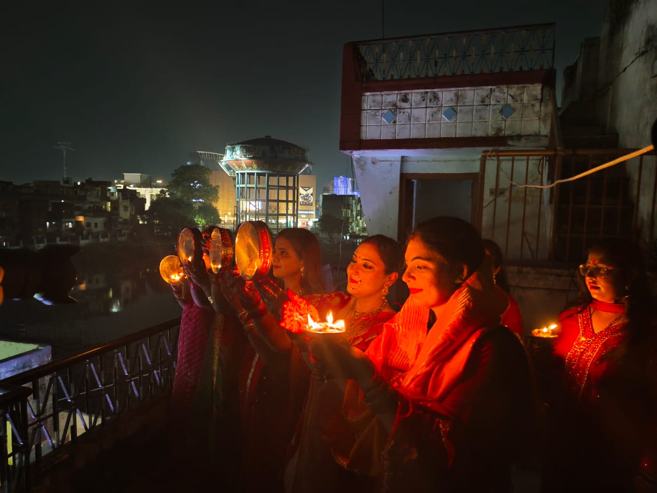करवाचौथ का पूजन करती महिलाए: फोटो बच्चा गुप्ता करवाचौथ का पूजन करती महिलाए: फोटो बच्चा गुप्ता