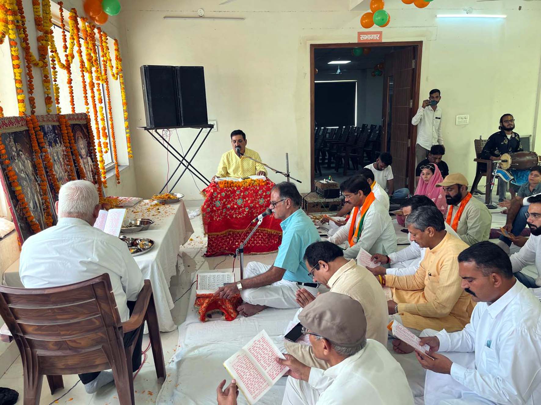 भाजपा जिला कार्यालय में सुंदरकांड पाठ करते मंदिर की टीम व उपस्थित पार्टीजन।