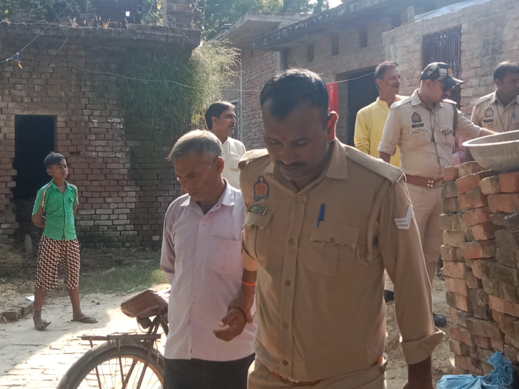 आरोपी को पकड़ कर ले जाती हुई पुलिस आरोपी को पकड़ कर ले जाती हुई पुलिस