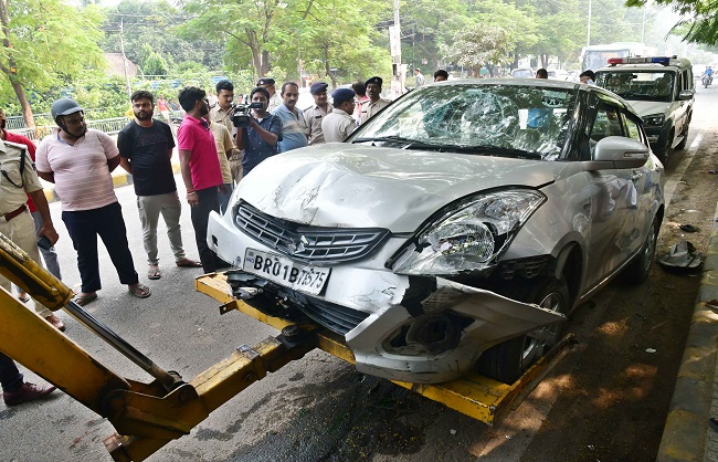 पटना के वीरचंद पटेल पथ पर दुर्घटनाग्रस्त कार पटना के वीरचंद पटेल पथ पर दुर्घटनाग्रस्त कार