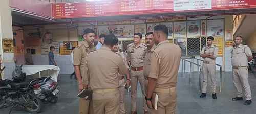 अस्पताल में मौजूद पुलिस अस्पताल में मौजूद पुलिस
