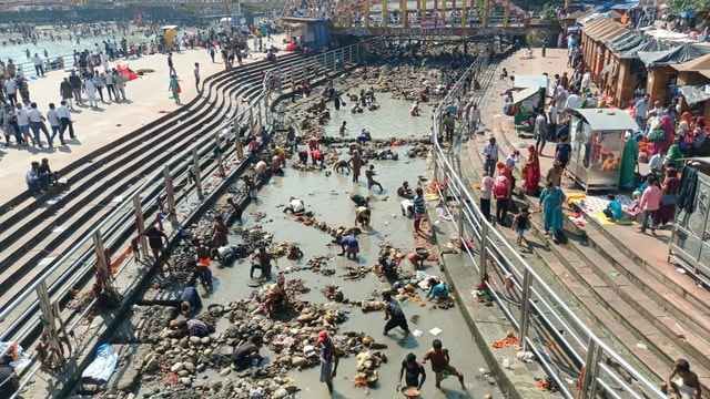 सुखी गंगा में सिक्के व कीमती धातु ढूंढ रहे लोग सुखी गंगा में सिक्के व कीमती धातु ढूंढ रहे लोग