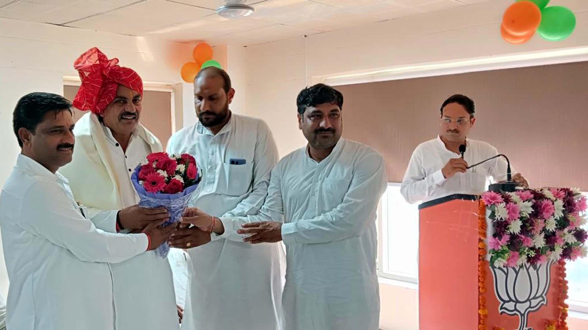 भाजपा जिला कार्यालय में नलवा विधायक रणधीर पनिहार का स्वागत करते जिला अध्यक्ष अशोक सैनी एवं अन्य पार्टीजन। भाजपा जिला कार्यालय में नलवा विधायक रणधीर पनिहार का स्वागत करते जिला अध्यक्ष अशोक सैनी एवं अन्य पार्टीजन।