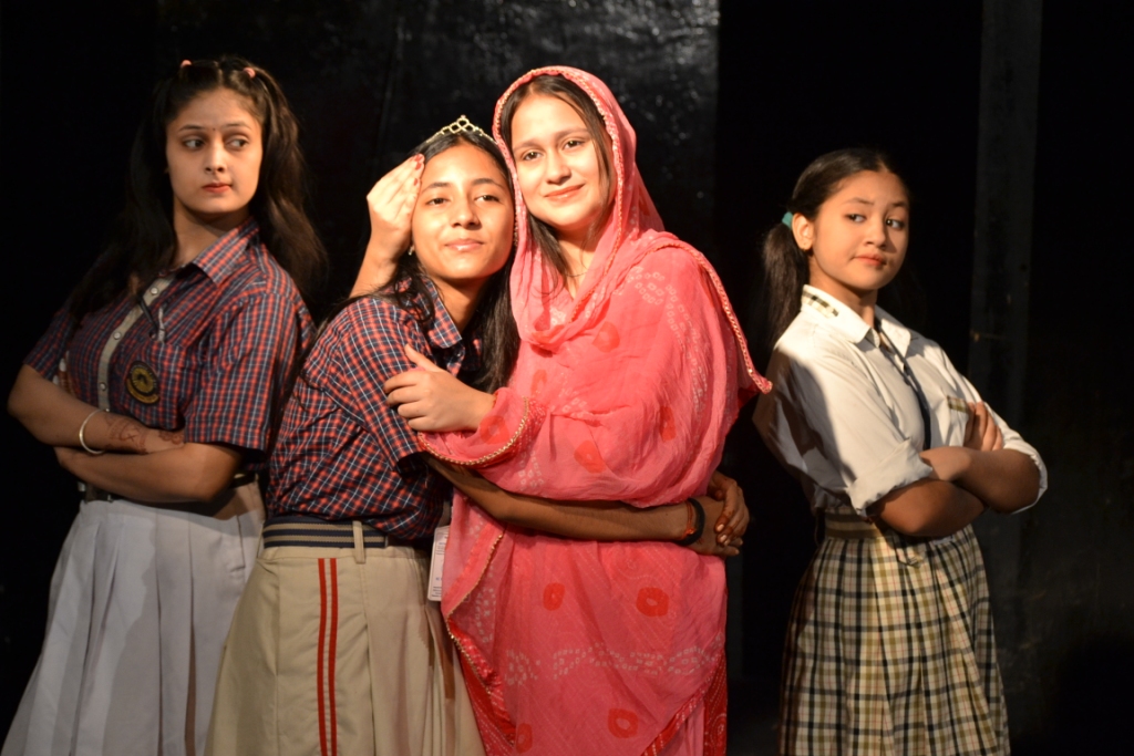 नटरंग थिएटर में मिस वर्ल्ड अनडिक्लेयर्ड का मंचन, नस्लीय भेदभाव पर प्रकाश डाला नटरंग थिएटर में मिस वर्ल्ड अनडिक्लेयर्ड का मंचन, नस्लीय भेदभाव पर प्रकाश डाला