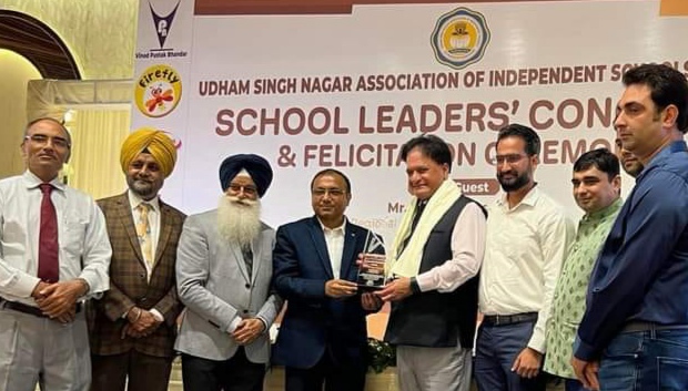 एसके पब्लिक स्कूल प्रबंधक जगदीश सिंह को सम्मानित करते सीबीएसई देहरादून के क्षेत्रीय निदेशक मनीष अग्रवाल। एसके पब्लिक स्कूल प्रबंधक जगदीश सिंह को सम्मानित करते सीबीएसई देहरादून के क्षेत्रीय निदेशक मनीष अग्रवाल।