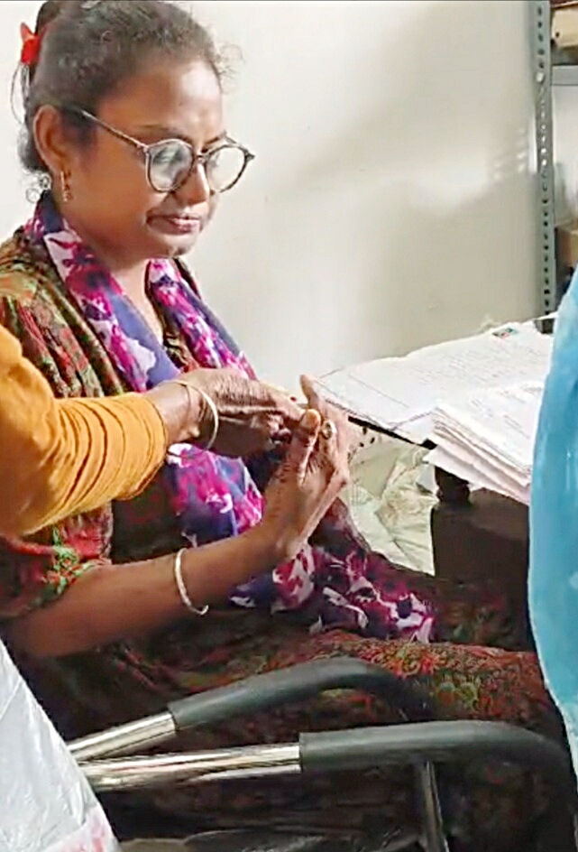 कथित तौर पर रिश्वत लेते हुए महिला पर्यवेक्षक कथित तौर पर रिश्वत लेते हुए महिला पर्यवेक्षक
