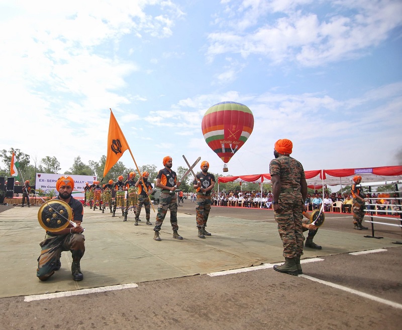 भूतपूर्व सैनिक रैली कार्यक्रम में जवानों ने युद्ध शैलियों का प्रदर्शन किया। भूतपूर्व सैनिक रैली कार्यक्रम में जवानों ने युद्ध शैलियों का प्रदर्शन किया।