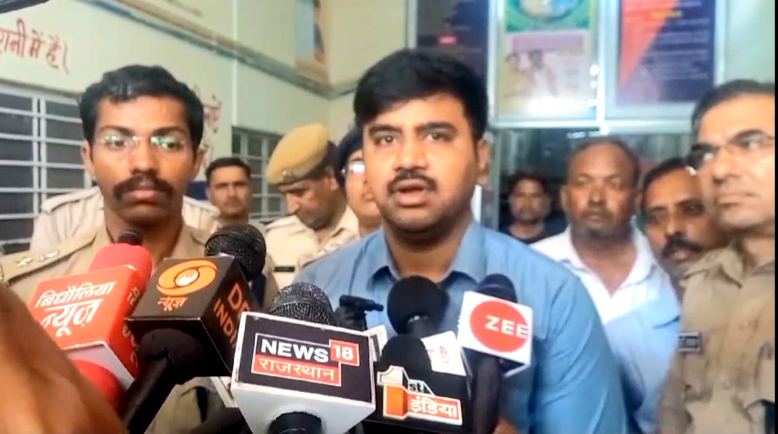 पत्रकारों से चर्चा करते हुए जिला कलेक्टर धौलपुर पत्रकारों से चर्चा करते हुए जिला कलेक्टर धौलपुर