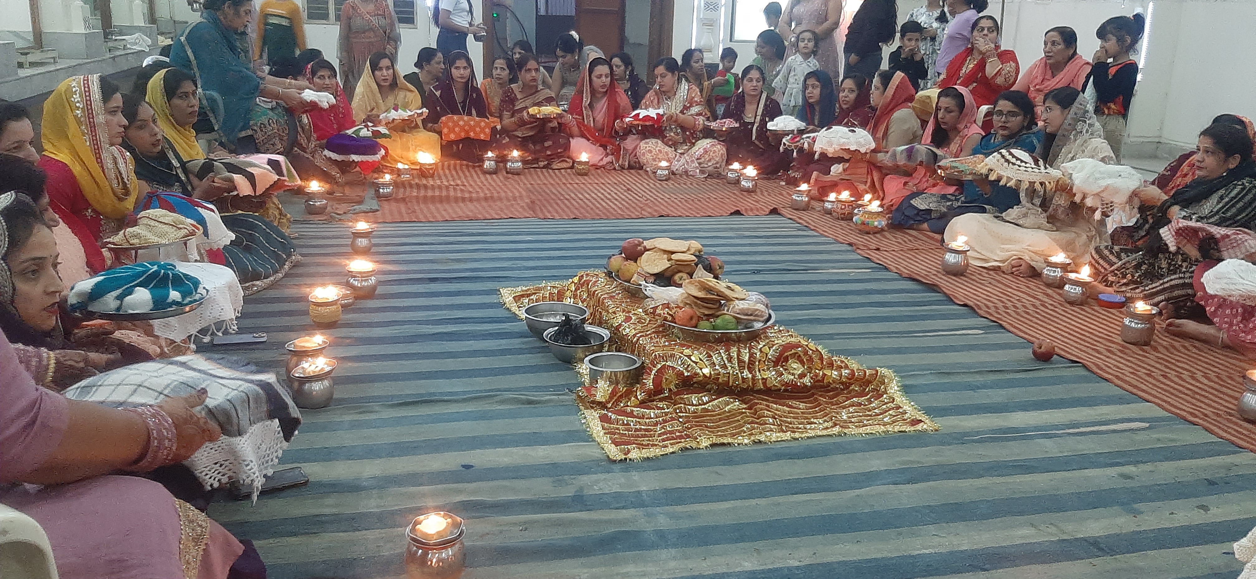 पूजा अर्चना करते हुए महिलाएं। पूजा अर्चना करते हुए महिलाएं।