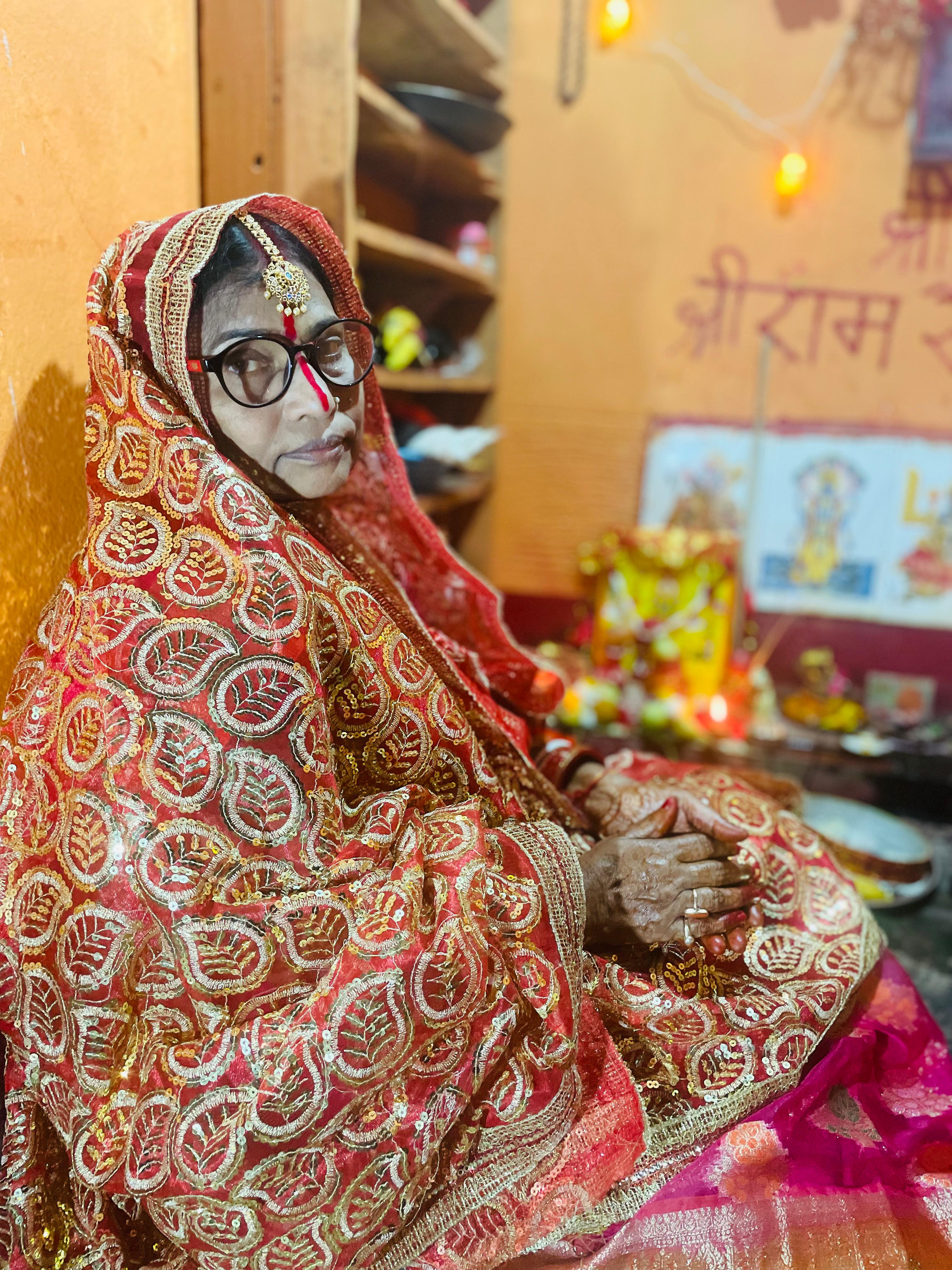 पति की लंबी आयु के लिए सुहागिन महिलाओं ने रखा करवा चौथ का व्रत, चांद का दीदार कर तोड़ा उपवास पति की लंबी आयु के लिए सुहागिन महिलाओं ने रखा करवा चौथ का व्रत, चांद का दीदार कर तोड़ा उपवास