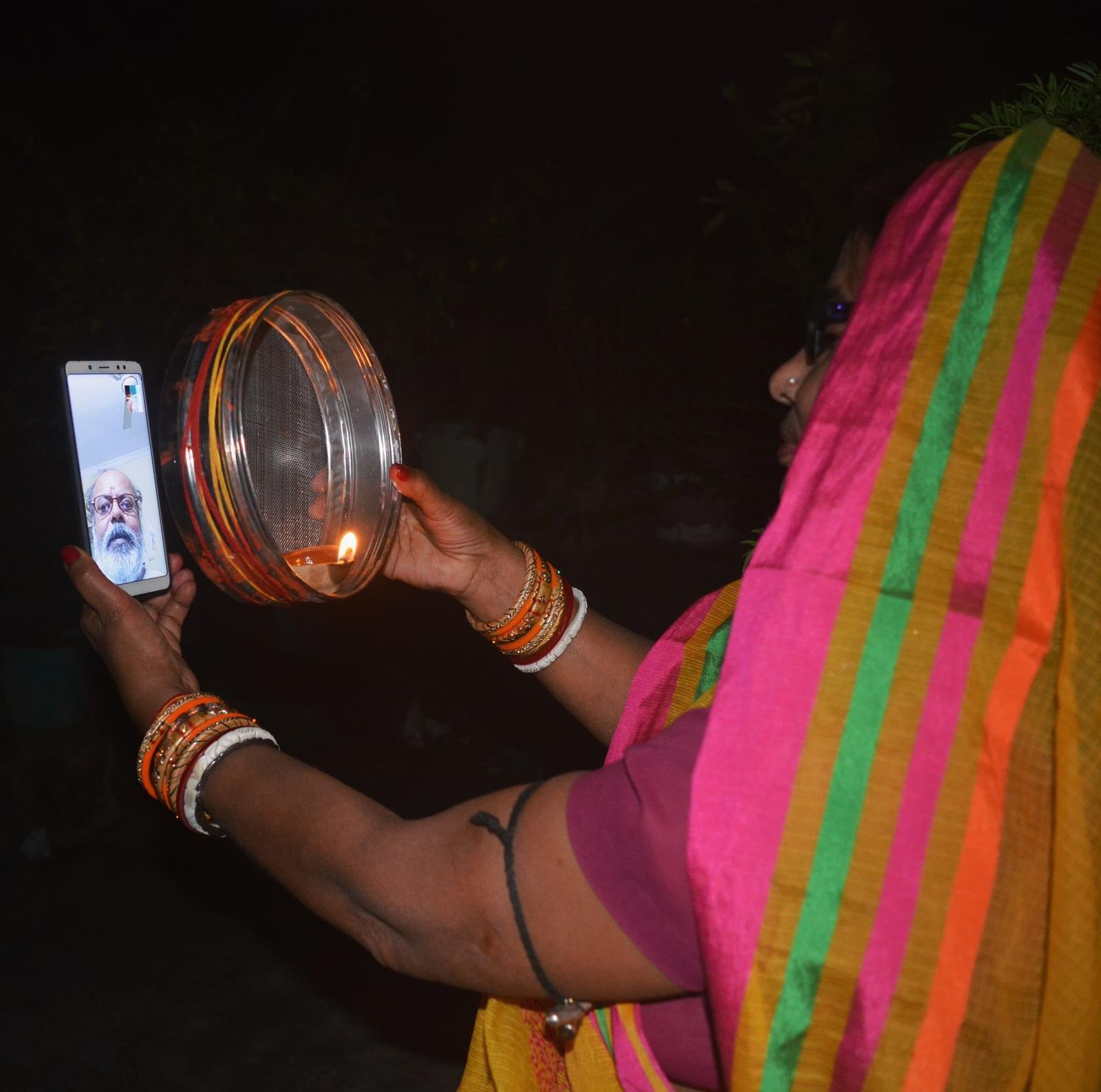 पति की लंबी आयु के लिए सुहागिन महिलाओं ने रखा करवा चौथ का व्रत, चांद का दीदार कर तोड़ा उपवास पति की लंबी आयु के लिए सुहागिन महिलाओं ने रखा करवा चौथ का व्रत, चांद का दीदार कर तोड़ा उपवास