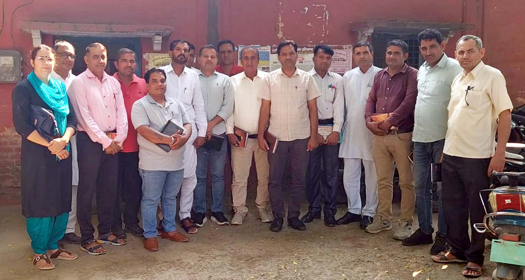 बैठक में उपस्थित अध्यापक संघ के पदाधिकारी। बैठक में उपस्थित अध्यापक संघ के पदाधिकारी।