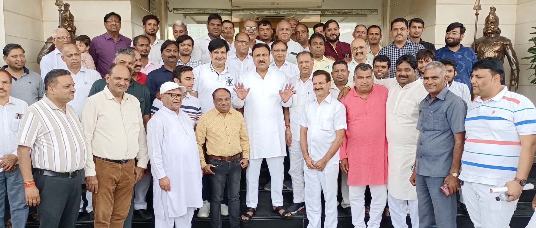 अग्रोहा धाम वैश्य समाज के राष्ट्रीय अध्यक्ष बजरंग गर्ग समाज के प्रतिनिधियों को संबोधित करते हुए। अग्रोहा धाम वैश्य समाज के राष्ट्रीय अध्यक्ष बजरंग गर्ग समाज के प्रतिनिधियों को संबोधित करते हुए।