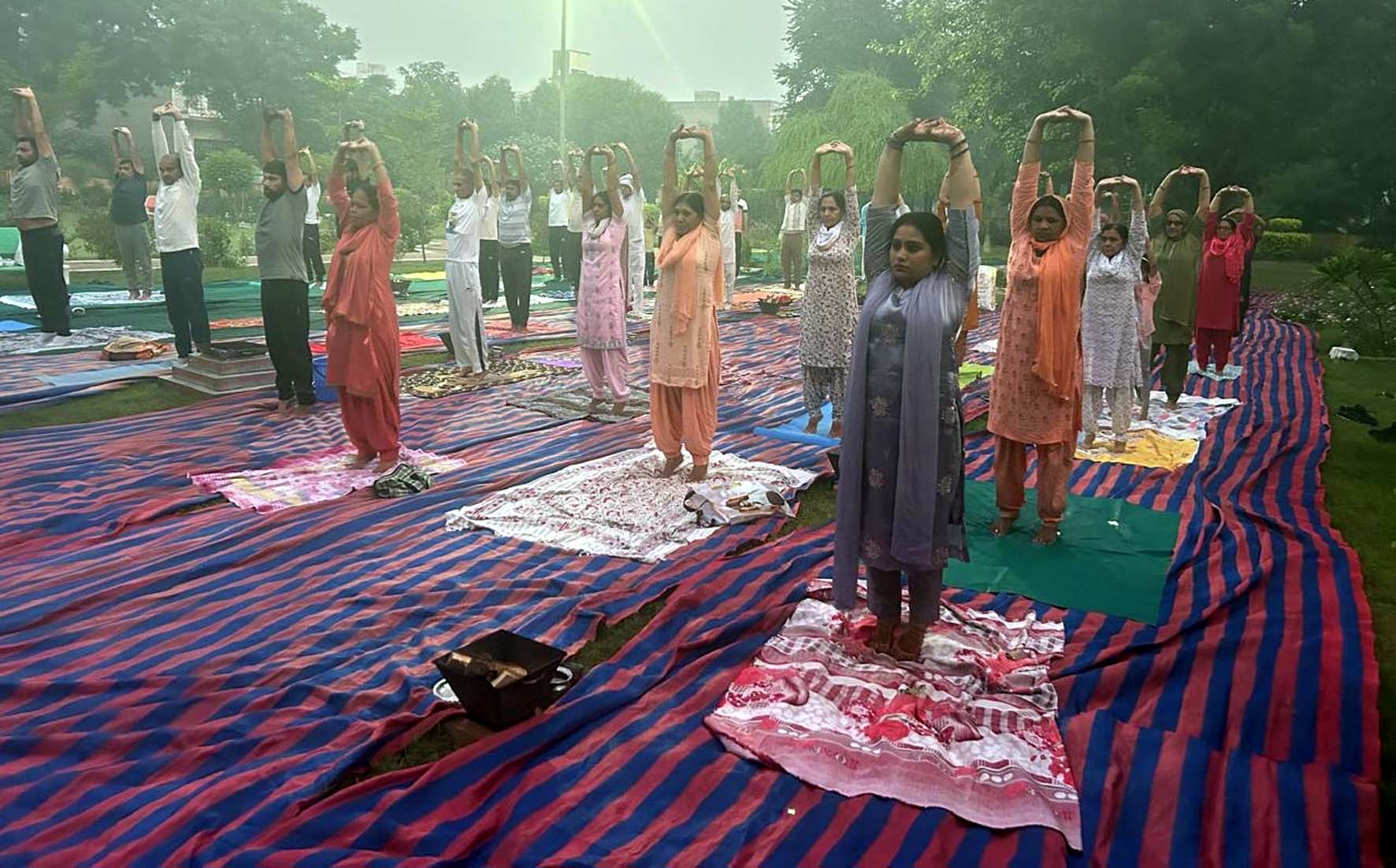 समापन अवसर पर योग करते साधक, इस अवसर पर उपस्थित सभी पदाधिकारी व साधक। समापन अवसर पर योग करते साधक, इस अवसर पर उपस्थित सभी पदाधिकारी व साधक।